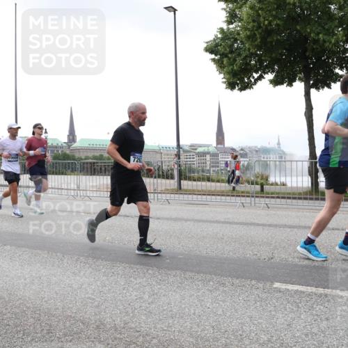 29.06.2025 - hella hamburg halbmarathon Lena Gebhardt http://msf.ph/oto/8356463 29.06.2025 10:39:01 Lombardsbrücke 7263, 83, 56, 1232, 1390, 1451, 1760, 2092, 2524, 2534, 2571, 2574, 2576, 2660, 2693, 2843, 2893, 2998, 3216, 3307, 3323, 3726, 3727, 3745, 3927, 4028, 4257, 4259, 4260, 4316, 4320, 4410, 4523, 4659, 4882, 4964, 5913, 6062, 6112, 6611, 6695, 6696, 6875, 7148, 7263, 7341, 7506, 7589, 7815, 7849, 8243, 8367, 8457, 8783, 9420, 9446, 9708, 9974, 9977, 10001, 10072, 10315, 10516, 10554, 13060 meine-sportfotos.de