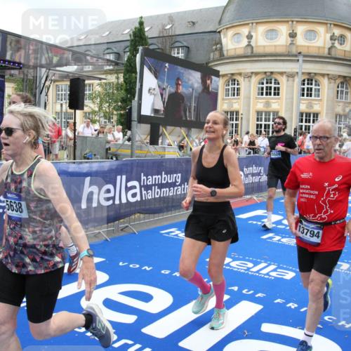 29.06.2025 - hella hamburg halbmarathon Michael Strokosch http://msf.ph/oto/8356475 29.06.2025 10:54:15 Ziel 3103, 3177, 3861, 3898, 5638, 6082, 6084, 6294, 6443, 6581, 7274, 8390, 9791, 12213, 13033, 13397, 13794, 15169, 15524, 16527, 16780, 16871 meine-sportfotos.de