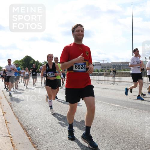 29.06.2025 - hella hamburg halbmarathon Lena Gebhardt http://msf.ph/oto/8356513 29.06.2025 10:01:25 Lombardsbrücke 0000, 7287, 4319, 6924, 1130, 1329, 1387, 1420, 1653, 1722, 1724, 1726, 1729, 2006, 2091, 2167, 2354, 2363, 2490, 2591, 2936, 2957, 3039, 3199, 3425, 3625, 3663, 3740, 4068, 4238, 4249, 4319, 4322, 4370, 4649, 4663, 4708, 5547, 5570, 5675, 6087, 6147, 6281, 0000, 6302, 6487, 6531, 6591, 6835, 6921, 6924, 7287, 7658, 7757, 7759, 7846, 8030, 8045, 8046, 8191, 8326, 8392, 8578, 8691, 8822, 8926, 9932, 10188, 10281, 10301, 10383, 10576, 10915, 11043, 11465 meine-sportfotos.de