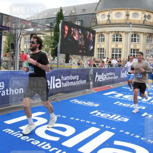 29.06.2025 - hella hamburg halbmarathon Michael Strokosch http://msf.ph/oto/8356567 29.06.2025 10:54:17 Ziel 3103, 3177, 3861, 3898, 5638, 6082, 6084, 6443, 7274, 8223, 8390, 9791, 11430, 12213, 13033, 13794, 13803, 15169, 15524, 16527, 16780, 17087 meine-sportfotos.de