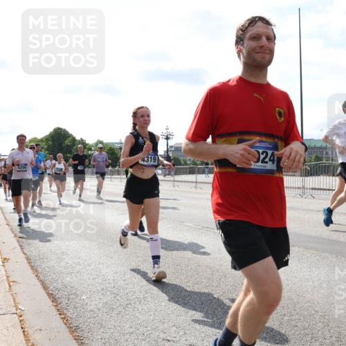 29.06.2025 - hella hamburg halbmarathon Lena Gebhardt http://msf.ph/oto/8356581 29.06.2025 10:01:25 Lombardsbrücke 3425, 4319, 0000, 24, 19003, 1130, 1329, 1387, 1420, 1653, 1722, 1724, 1726, 1729, 2006, 2091, 2167, 2354, 2363, 2490, 2591, 2936, 2957, 3039, 3199, 3425, 3625, 3663, 3740, 4068, 4238, 4249, 4319, 4322, 4370, 4649, 4663, 4708, 5547, 5570, 5675, 6087, 6147, 6281, 0000, 6302, 6487, 6531, 6591, 6835, 6921, 6924, 7287, 7658, 7757, 7759, 7846, 8030, 8045, 8046, 8191, 8326, 8392, 8578, 8691, 8822, 8926, 9932, 10188, 10281, 10301, 10383, 10576, 10915, 11043, 11465 meine-sportfotos.de