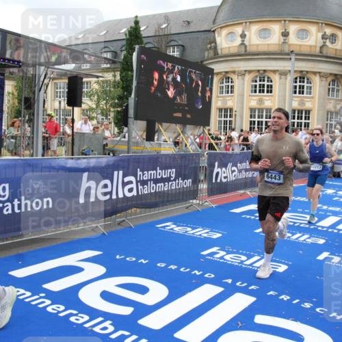 29.06.2025 - hella hamburg halbmarathon Michael Strokosch http://msf.ph/oto/8356599 29.06.2025 10:54:17 Ziel 3103, 3177, 3861, 3898, 5638, 6082, 6084, 6443, 7274, 8223, 8390, 9791, 11430, 12213, 13033, 13794, 13803, 15169, 15524, 16527, 16780, 17087 meine-sportfotos.de