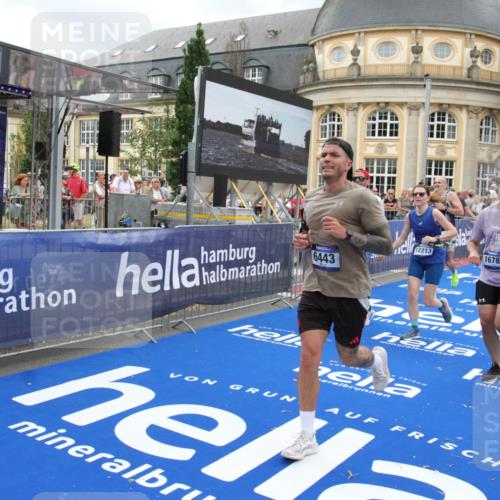 29.06.2025 - hella hamburg halbmarathon Michael Strokosch http://msf.ph/oto/8356650 29.06.2025 10:54:17 Ziel 3103, 3177, 3861, 3898, 5638, 6082, 6084, 6443, 7274, 8223, 8390, 9791, 11430, 12213, 13033, 13794, 13803, 15169, 15524, 16527, 16780, 17087 meine-sportfotos.de