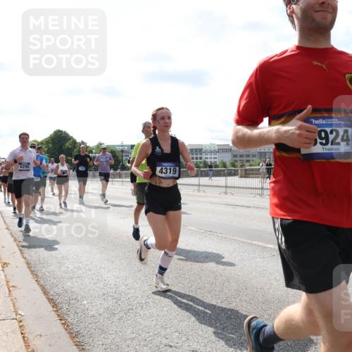 29.06.2025 - hella hamburg halbmarathon Lena Gebhardt http://msf.ph/oto/8356733 29.06.2025 10:01:25 Lombardsbrücke 0000, 4319, 924, 1900, 1130, 1329, 1387, 1420, 1653, 1722, 1724, 1726, 1729, 2006, 2091, 2167, 2354, 2363, 2490, 2591, 2936, 2957, 3039, 3199, 3425, 3625, 3663, 3740, 4068, 4238, 4249, 4319, 4322, 4370, 4649, 4663, 4708, 5547, 5570, 5675, 6087, 6147, 6281, 0000, 6302, 6487, 6531, 6591, 6835, 6921, 6924, 7287, 7658, 7757, 7759, 7846, 8030, 8045, 8046, 8191, 8326, 8392, 8578, 8691, 8822, 8926, 9932, 10188, 10281, 10301, 10383, 10576, 10915, 11043, 11465 meine-sportfotos.de