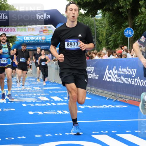 29.06.2025 - hella hamburg halbmarathon Strokosch-Dieckow http://msf.ph/oto/8356834 29.06.2025 10:52:02 Ziel 1482, 2397, 2595, 4033, 5093, 5336, 5378, 6390, 7130, 7409, 7724, 7732, 8413, 8977, 10057, 12580, 13726, 14248, 15356, 15506, 15829, 16179, 16666, 17033, 17978, 18801, 18869 meine-sportfotos.de