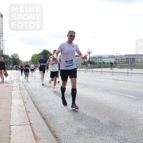 29.06.2025 - hella hamburg halbmarathon Lena Gebhardt http://msf.ph/oto/8356851 29.06.2025 10:13:55 Lombardsbrücke 1131, 1044, 17985, 11441, 1131, 1194, 1480, 1890, 2055, 2359, 2721, 2904, 2987, 4001, 4032, 4795, 4950, 4962, 5232, 5546, 5631, 5719, 6026, 6287, 6710, 6717, 6724, 7446, 7447, 7462, 7913, 8057, 8279, 8673, 9128, 9612, 9631, 9886, 10442, 10443, 10977, 11441, 11987, 12313, 12797, 12928, 12929, 12938, 13331, 13788, 13928, 15085, 15482, 15663, 15721, 15722, 15840, 16491, 17439, 17472, 17985, 18041, 18222, 18231, 18236, 18239 meine-sportfotos.de