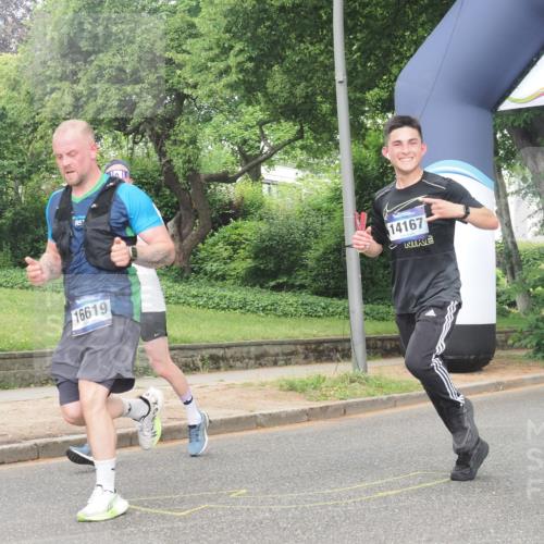 29.06.2025 - hella hamburg halbmarathon KatJ http://msf.ph/oto/8356853 29.06.2025 10:22:01 Zwischen KM18-KM19 1707, 1990 meine-sportfotos.de