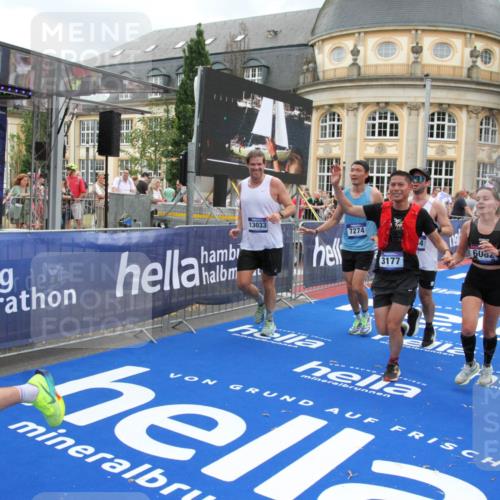 29.06.2025 - hella hamburg halbmarathon Michael Strokosch http://msf.ph/oto/8356868 29.06.2025 10:54:20 Ziel 1267, 3103, 3177, 3861, 3898, 6082, 6084, 6443, 7274, 8223, 11430, 12213, 13033, 13289, 13803, 15169, 15946, 16527, 16574, 16750, 16780, 16879, 17087, 17698, 18268 meine-sportfotos.de