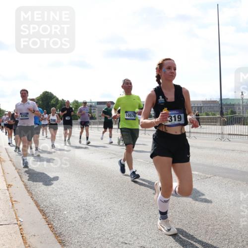 29.06.2025 - hella hamburg halbmarathon Lena Gebhardt http://msf.ph/oto/8356881 29.06.2025 10:01:25 Lombardsbrücke 0000, 7287, 345, 10576, 319, 1130, 1329, 1387, 1420, 1653, 1722, 1724, 1726, 1729, 2006, 2091, 2167, 2354, 2363, 2490, 2591, 2936, 2957, 3039, 3199, 3425, 3625, 3663, 3740, 4068, 4238, 4249, 4319, 4322, 4370, 4649, 4663, 4708, 5547, 5570, 5675, 6087, 6147, 6281, 0000, 6302, 6487, 6531, 6591, 6835, 6921, 6924, 7287, 7658, 7757, 7759, 7846, 8030, 8045, 8046, 8191, 8326, 8392, 8578, 8691, 8822, 8926, 9932, 10188, 10281, 10301, 10383, 10576, 10915, 11043, 11465 meine-sportfotos.de
