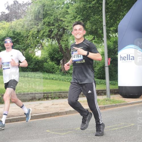 29.06.2025 - hella hamburg halbmarathon KatJ http://msf.ph/oto/8356949 29.06.2025 10:22:02 Zwischen KM18-KM19 1707, 1990 meine-sportfotos.de
