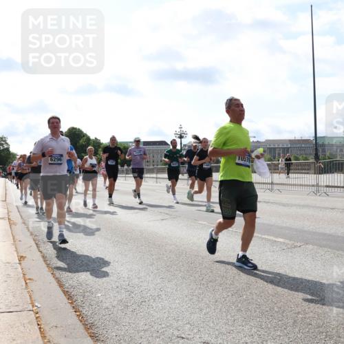 29.06.2025 - hella hamburg halbmarathon Lena Gebhardt http://msf.ph/oto/8356988 29.06.2025 10:01:26 Lombardsbrücke 0000, 7287, 3425, 10376, 1130, 1329, 1387, 1420, 1464, 1653, 1722, 1724, 1726, 1729, 2006, 2091, 2167, 2354, 2363, 2490, 2591, 2806, 2936, 2957, 3039, 3199, 3425, 3625, 3663, 3740, 4068, 4238, 4249, 4319, 4322, 4370, 4649, 4663, 4708, 5547, 5570, 5675, 6087, 6147, 6281, 0000, 6302, 6487, 6531, 6591, 6835, 6921, 6924, 7287, 7658, 7846, 8030, 8045, 8046, 8191, 8392, 8578, 8691, 8822, 8926, 9932, 10188, 10281, 10301, 10383, 10576, 10915, 11043, 11465 meine-sportfotos.de