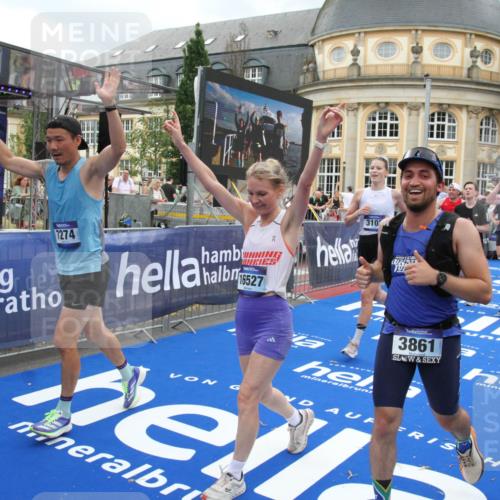29.06.2025 - hella hamburg halbmarathon Michael Strokosch http://msf.ph/oto/8356991 29.06.2025 10:54:21 Ziel 1267, 3103, 3177, 3861, 6082, 6084, 6512, 7274, 8223, 11430, 13033, 13289, 13803, 15169, 15946, 16527, 16574, 16750, 16879, 17087, 17698, 18268 meine-sportfotos.de
