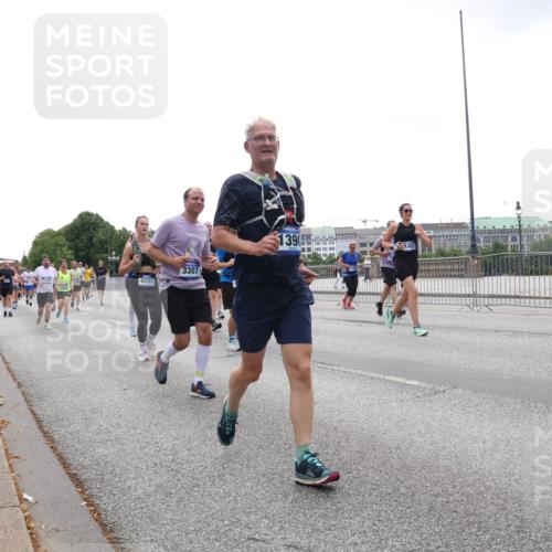 29.06.2025 - hella hamburg halbmarathon Lena Gebhardt http://msf.ph/oto/8357012 29.06.2025 10:39:02 Lombardsbrücke 4257, 3307, 1390, 56, 1232, 1390, 1451, 1760, 1856, 2092, 2524, 2534, 2571, 2574, 2576, 2660, 2693, 2843, 2893, 2998, 3216, 3275, 3307, 3323, 3726, 3727, 3745, 3927, 4028, 4257, 4259, 4260, 4316, 4320, 4410, 4523, 4659, 4882, 4964, 5913, 6062, 6112, 6611, 6695, 6696, 6875, 7148, 7263, 7341, 7506, 7589, 7815, 7849, 8243, 8367, 8457, 8783, 9420, 9446, 9708, 9974, 9977, 10001, 10072, 10315, 10516, 10554, 13060 meine-sportfotos.de