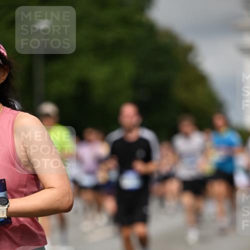 29.06.2025 - hella hamburg halbmarathon Dr. Thomas Lammeyer http://msf.ph/oto/8357048 29.06.2025 10:18:53 Kennedybrücke 1296, 1379, 1575, 1728, 1745, 2046, 2281, 2690, 3454, 3507, 3509, 3691, 4495, 4641, 5608, 5800, 5981, 6181, 6317, 6710, 6724, 7195, 7439, 7446, 7447, 7881, 8239, 8256, 8275, 8522, 8563, 8755, 8854, 8892, 9709, 9911, 9975, 10589, 10717, 10858, 11271 meine-sportfotos.de