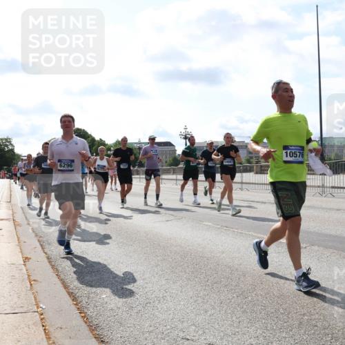 29.06.2025 - hella hamburg halbmarathon Lena Gebhardt http://msf.ph/oto/8357073 29.06.2025 10:01:26 Lombardsbrücke 166, 0000, 7287, 3425, 1829, 14867, 10576, 1130, 1329, 1387, 1420, 1464, 1653, 1722, 1724, 1726, 1729, 2006, 2091, 2167, 2354, 2363, 2490, 2591, 2806, 2936, 2957, 3039, 3199, 3425, 3625, 3663, 3740, 4068, 4238, 4249, 4319, 4322, 4370, 4649, 4663, 4708, 5547, 5570, 5675, 6087, 6147, 6281, 0000, 6302, 6487, 6531, 6591, 6835, 6921, 6924, 7287, 7658, 7846, 8030, 8045, 8046, 8191, 8392, 8578, 8691, 8822, 8926, 9932, 10188, 10281, 10301, 10383, 10576, 10915, 11043, 11465 meine-sportfotos.de