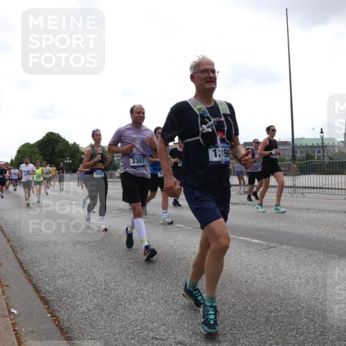 29.06.2025 - hella hamburg halbmarathon Lena Gebhardt http://msf.ph/oto/8357095 29.06.2025 10:39:03 Lombardsbrücke 4257, 3307, 1390, 56, 1232, 1390, 1451, 1760, 1856, 1883, 2092, 2524, 2534, 2571, 2574, 2576, 2660, 2693, 2843, 2893, 2998, 3275, 3307, 3323, 3726, 3727, 3745, 3927, 4028, 4257, 4259, 4260, 4316, 4320, 4410, 4523, 4659, 4882, 4964, 5913, 6062, 6112, 6611, 6695, 6696, 6875, 7148, 7263, 7341, 7506, 7524, 7589, 7815, 7849, 8243, 8367, 8457, 8783, 9393, 9420, 9446, 9708, 9974, 9977, 10001, 10072, 10315, 10516, 10554, 13060 meine-sportfotos.de