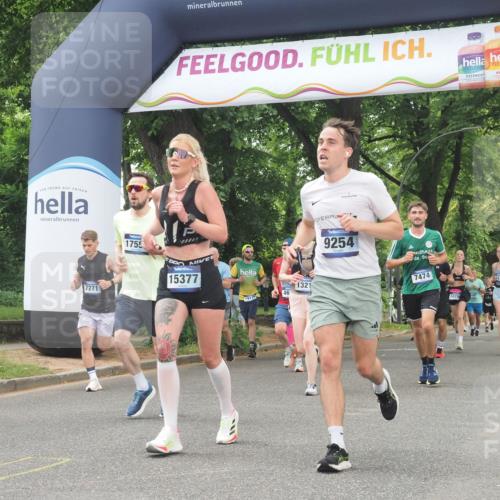 29.06.2025 - hella hamburg halbmarathon KatJ http://msf.ph/oto/8357127 29.06.2025 10:52:03 Zwischen KM18-KM19 4146, 4613, 7271, 7474 meine-sportfotos.de