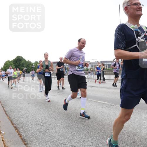 29.06.2025 - hella hamburg halbmarathon Lena Gebhardt http://msf.ph/oto/8357200 29.06.2025 10:39:03 Lombardsbrücke 4257, 1232, 3307, 56, 1232, 1390, 1451, 1760, 1856, 1883, 2092, 2524, 2534, 2571, 2574, 2576, 2660, 2693, 2843, 2893, 2998, 3275, 3307, 3323, 3726, 3727, 3745, 3927, 4028, 4257, 4259, 4260, 4316, 4320, 4410, 4523, 4659, 4882, 4964, 5913, 6062, 6112, 6611, 6695, 6696, 6875, 7148, 7263, 7341, 7506, 7524, 7589, 7815, 7849, 8243, 8367, 8457, 8783, 9393, 9420, 9446, 9708, 9974, 9977, 10001, 10072, 10315, 10516, 10554, 13060 meine-sportfotos.de