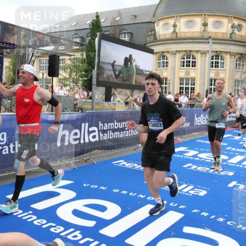 29.06.2025 - hella hamburg halbmarathon Michael Strokosch http://msf.ph/oto/8357217 29.06.2025 10:54:24 Ziel 1267, 1442, 3103, 3426, 3861, 4635, 6511, 6512, 7274, 8223, 8772, 11430, 12362, 13289, 13803, 15946, 16327, 16527, 16574, 16750, 16879, 17087, 17698, 18268 meine-sportfotos.de