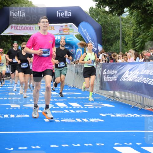 29.06.2025 - hella hamburg halbmarathon Strokosch-Dieckow http://msf.ph/oto/8357246 29.06.2025 10:51:56 Ziel 2818, 2823, 2880, 4033, 4297, 5102, 5336, 6390, 7130, 7409, 7724, 8413, 8856, 8977, 9793, 9959, 10057, 13799, 15356, 15506, 15690, 16179, 17815, 17962, 17978, 18869, 19137 meine-sportfotos.de