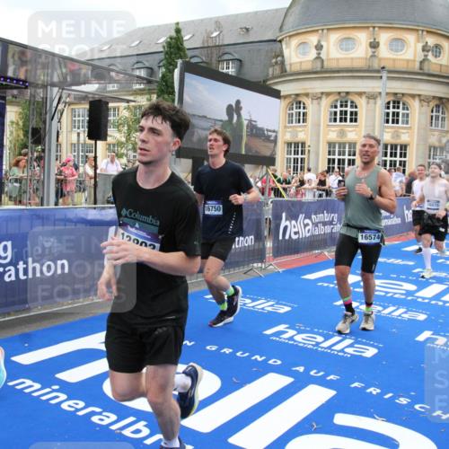 29.06.2025 - hella hamburg halbmarathon Michael Strokosch http://msf.ph/oto/8357247 29.06.2025 10:54:24 Ziel 1267, 1442, 3103, 3426, 3861, 4635, 6511, 6512, 7274, 8223, 8772, 11430, 12362, 13289, 13803, 15946, 16327, 16527, 16574, 16750, 16879, 17087, 17698, 18268 meine-sportfotos.de