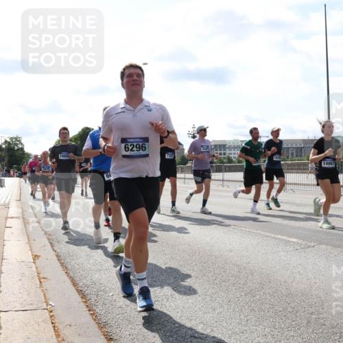 29.06.2025 - hella hamburg halbmarathon Lena Gebhardt http://msf.ph/oto/8357268 29.06.2025 10:01:27 Lombardsbrücke 5675, 1660, 0000, 7287, 3425, 14867, 1130, 1329, 1387, 1420, 1464, 1653, 1722, 1724, 1726, 1729, 1940, 2006, 2091, 2167, 2354, 2363, 2490, 2591, 2806, 2936, 2957, 3039, 3199, 3425, 3625, 3663, 4068, 4238, 4249, 4319, 4322, 4370, 4649, 4663, 5547, 5570, 5675, 6087, 6281, 0000, 6302, 6487, 6531, 6591, 6835, 6921, 6924, 7287, 7658, 7846, 8030, 8045, 8046, 8191, 8392, 8578, 8691, 8822, 8926, 9932, 10188, 10281, 10301, 10383, 10576, 10915, 11043, 11465 meine-sportfotos.de