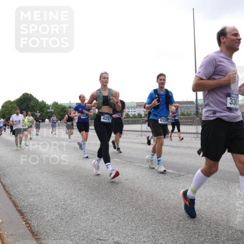 29.06.2025 - hella hamburg halbmarathon Lena Gebhardt http://msf.ph/oto/8357275 29.06.2025 10:39:04 Lombardsbrücke 16388, 4257, 232, 4320, 330, 56, 1232, 1390, 1451, 1760, 1856, 1883, 2092, 2524, 2534, 2571, 2574, 2576, 2660, 2693, 2843, 2893, 2998, 3275, 3307, 3323, 3726, 3727, 3745, 3927, 4028, 4257, 4259, 4260, 4316, 4320, 4410, 4523, 4659, 4882, 4964, 5913, 6062, 6112, 6611, 6695, 6696, 6875, 7263, 7341, 7506, 7524, 7589, 7815, 7849, 8243, 8367, 8457, 8783, 9393, 9420, 9446, 9708, 9974, 9977, 10001, 10072, 10315, 10516, 10554, 13060 meine-sportfotos.de