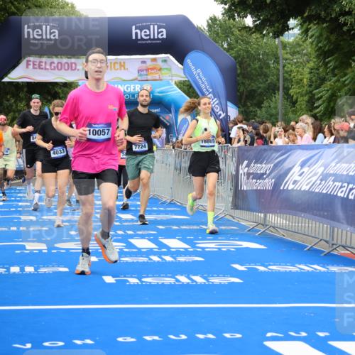 29.06.2025 - hella hamburg halbmarathon Strokosch-Dieckow http://msf.ph/oto/8357278 29.06.2025 10:51:56 Ziel 2818, 2823, 2880, 4033, 4297, 5102, 5336, 6390, 7130, 7409, 7724, 8413, 8856, 8977, 9793, 9959, 10057, 13799, 15356, 15506, 15690, 16179, 17815, 17962, 17978, 18869, 19137 meine-sportfotos.de