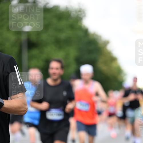 29.06.2025 - hella hamburg halbmarathon Dr. Thomas Lammeyer http://msf.ph/oto/8357291 29.06.2025 09:56:27 Kennedybrücke 1012, 1070, 1220, 1415, 1468, 1613, 1735, 1782, 2189, 2233, 2970, 3021, 3098, 3109, 3124, 3304, 3907, 3917, 3928, 4080, 4277, 4497, 4691, 4933, 4981, 5476, 5477, 5682, 6152, 6716, 7005, 7067, 7093, 7191, 7325, 7432, 7451, 7599, 7843, 7865, 7961, 8145, 8467, 8664, 8694, 8722, 9081, 9213, 9538, 9540, 10000, 10099, 10251, 10750, 10796, 10969, 11346 meine-sportfotos.de