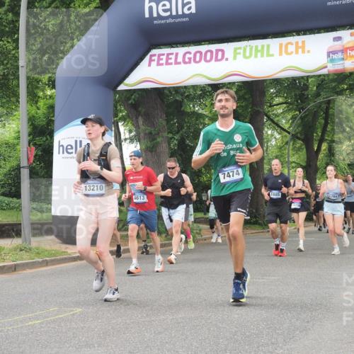 29.06.2025 - hella hamburg halbmarathon KatJ http://msf.ph/oto/8357313 29.06.2025 10:52:05 Zwischen KM18-KM19 1885, 4613, 7271, 7474 meine-sportfotos.de