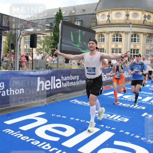 29.06.2025 - hella hamburg halbmarathon Michael Strokosch http://msf.ph/oto/8357355 29.06.2025 10:54:26 Ziel 1267, 1442, 3426, 4635, 6511, 6512, 7129, 8772, 11009, 11430, 12321, 12362, 13289, 13803, 15946, 16327, 16574, 16750, 16879, 17698, 18268, 19067 meine-sportfotos.de