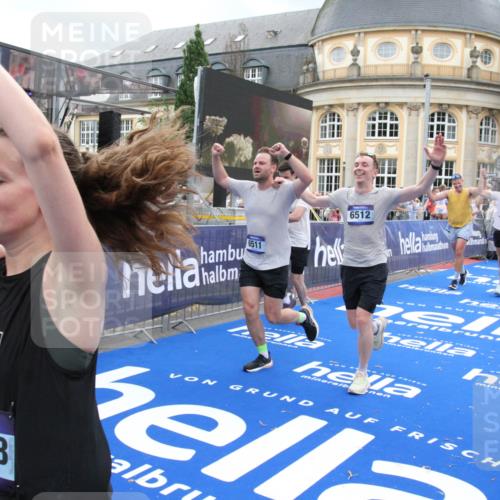 29.06.2025 - hella hamburg halbmarathon Michael Strokosch http://msf.ph/oto/8357472 29.06.2025 10:54:28 Ziel 1267, 1442, 3426, 4635, 4868, 6511, 6512, 7129, 8772, 11009, 11797, 11799, 12321, 12362, 13289, 15946, 16327, 16879, 17698, 18268, 19067 meine-sportfotos.de