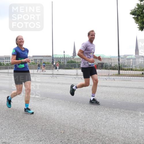 29.06.2025 - hella hamburg halbmarathon Lena Gebhardt http://msf.ph/oto/8357556 29.06.2025 10:48:07 Lombardsbrücke 19101, 1045, 1157, 1174, 1175, 1246, 1392, 1618, 1639, 1645, 1701, 1926, 2037, 2163, 2195, 2197, 2418, 2475, 2491, 2545, 2650, 2704, 2756, 2790, 2909, 2958, 3049, 3320, 3468, 3504, 3679, 3933, 4327, 4588, 4856, 5585, 5781, 5886, 5952, 6143, 7240, 7393, 7394, 7427, 7532, 7916, 7970, 8077, 8310, 8521, 8774, 8948, 9356, 9687, 9696, 9697, 9775, 9921, 10145, 10658, 10777, 10794, 10991, 11548, 11742, 11781, 11802, 11909, 12431 meine-sportfotos.de