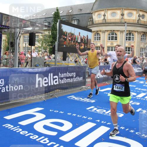 29.06.2025 - hella hamburg halbmarathon Michael Strokosch http://msf.ph/oto/8357596 29.06.2025 10:54:29 Ziel 1267, 1442, 3426, 3794, 4635, 4868, 6511, 6512, 7129, 8772, 11009, 11797, 11799, 12321, 12362, 13289, 15146, 15946, 16327, 17698, 18268, 19067 meine-sportfotos.de