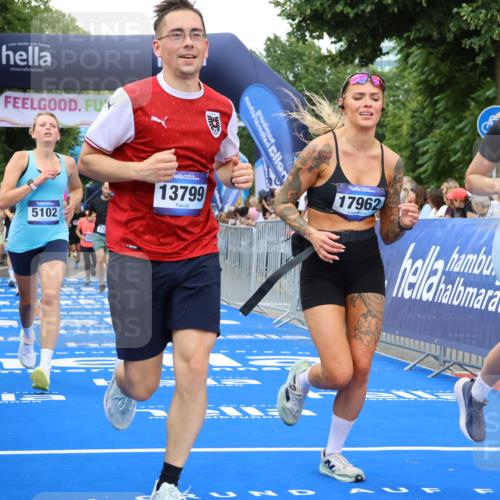 29.06.2025 - hella hamburg halbmarathon Strokosch-Dieckow http://msf.ph/oto/8357653 29.06.2025 10:51:53 Ziel 2396, 2818, 2823, 2880, 4033, 4297, 5102, 5336, 6390, 7130, 7409, 7724, 8413, 8710, 8856, 8977, 9793, 9959, 10057, 12224, 13799, 15356, 15427, 15690, 16907, 17815, 17962, 17978, 18869, 19137 meine-sportfotos.de