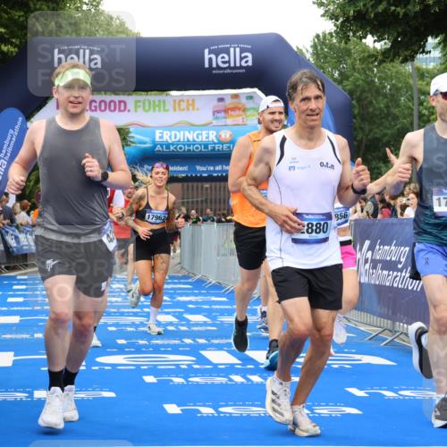 29.06.2025 - hella hamburg halbmarathon Strokosch-Dieckow http://msf.ph/oto/8357735 29.06.2025 10:51:51 Ziel 2396, 2818, 2823, 2880, 4033, 4297, 5102, 6390, 7224, 7409, 7724, 8710, 8819, 8856, 9793, 9959, 10057, 12224, 13799, 15427, 15690, 15727, 16907, 17682, 17815, 17962, 18869, 19053, 19137 meine-sportfotos.de