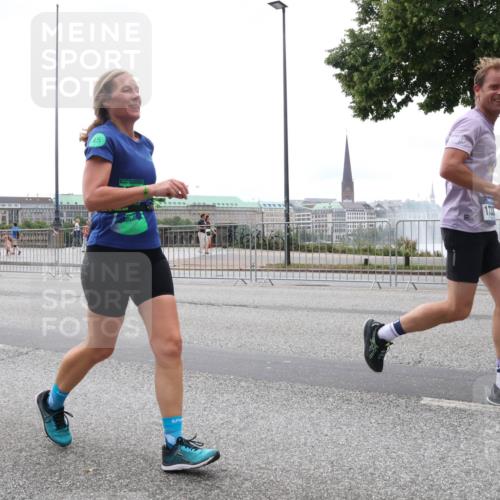 29.06.2025 - hella hamburg halbmarathon Lena Gebhardt http://msf.ph/oto/8357742 29.06.2025 10:48:08 Lombardsbrücke 45, 1045, 1157, 1174, 1175, 1246, 1392, 1618, 1639, 1645, 1701, 1926, 2037, 2163, 2195, 2197, 2418, 2475, 2491, 2545, 2627, 2650, 2704, 2756, 2790, 2909, 2958, 3049, 3320, 3468, 3504, 3679, 3933, 4327, 4588, 4856, 5585, 5781, 5886, 5952, 6143, 7240, 7393, 7394, 7427, 7532, 7916, 8077, 8310, 8521, 8774, 8948, 9356, 9696, 9697, 9775, 9921, 10145, 10658, 10777, 10794, 10991, 11548, 11742, 11781, 11802, 11909, 12431 meine-sportfotos.de