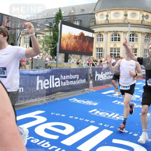 29.06.2025 - hella hamburg halbmarathon Michael Strokosch http://msf.ph/oto/8357909 29.06.2025 10:54:31 Ziel 1442, 3426, 3794, 4635, 4868, 6511, 7129, 8772, 8798, 11009, 11797, 11799, 12321, 12362, 12607, 15146, 16327, 19067 meine-sportfotos.de