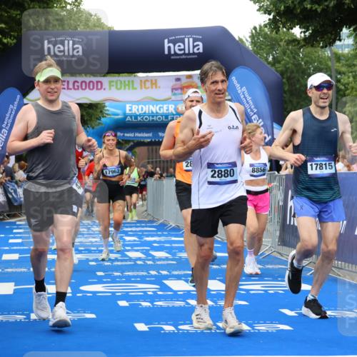 29.06.2025 - hella hamburg halbmarathon Strokosch-Dieckow http://msf.ph/oto/8357914 29.06.2025 10:51:51 Ziel 2396, 2818, 2823, 2880, 4033, 4297, 5102, 6390, 7224, 7409, 7724, 8710, 8819, 8856, 9793, 9959, 10057, 12224, 13799, 15427, 15690, 15727, 16907, 17682, 17815, 17962, 18869, 19053, 19137 meine-sportfotos.de