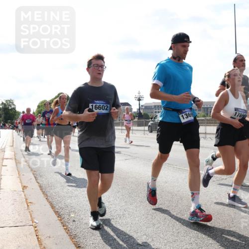 29.06.2025 - hella hamburg halbmarathon Lena Gebhardt http://msf.ph/oto/8357921 29.06.2025 10:01:29 Lombardsbrücke 16602, 1369, 17890, 3425, 1130, 1184, 1329, 1387, 1420, 1464, 1653, 1722, 1724, 1726, 1729, 1940, 2006, 2091, 2167, 2354, 2363, 2490, 2591, 2806, 2936, 2957, 3039, 3199, 3425, 3625, 3663, 4068, 4238, 4249, 4319, 4322, 4370, 4649, 4663, 5547, 5570, 5602, 5603, 5675, 6087, 6281, 0000, 6302, 6487, 6531, 6591, 6835, 6921, 6924, 7287, 7846, 8030, 8045, 8046, 8191, 8392, 8578, 8691, 8822, 8926, 9932, 10188, 10281, 10301, 10383, 10576, 10915, 11043, 11465 meine-sportfotos.de