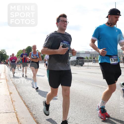 29.06.2025 - hella hamburg halbmarathon Lena Gebhardt http://msf.ph/oto/8358053 29.06.2025 10:01:29 Lombardsbrücke 15997, 3663, 50, 16602, 13699, 1789, 1130, 1184, 1329, 1387, 1420, 1464, 1653, 1722, 1724, 1726, 1729, 1940, 2006, 2091, 2167, 2354, 2363, 2490, 2591, 2806, 2936, 2957, 3039, 3199, 3425, 3625, 3663, 4068, 4238, 4249, 4319, 4322, 4370, 4649, 4663, 5547, 5570, 5602, 5603, 5675, 6087, 6281, 0000, 6302, 6487, 6531, 6591, 6835, 6921, 6924, 7287, 7846, 8030, 8045, 8046, 8191, 8392, 8578, 8691, 8822, 8926, 9932, 10188, 10281, 10301, 10383, 10576, 10915, 11043, 11465 meine-sportfotos.de