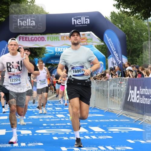 29.06.2025 - hella hamburg halbmarathon Strokosch-Dieckow http://msf.ph/oto/8358067 29.06.2025 10:51:47 Ziel 2396, 2818, 2823, 2880, 4297, 5102, 6286, 7224, 8710, 8819, 8856, 9793, 9959, 12224, 13799, 15427, 15496, 15690, 15727, 15831, 15899, 16907, 17682, 17815, 17962, 19053, 19137 meine-sportfotos.de