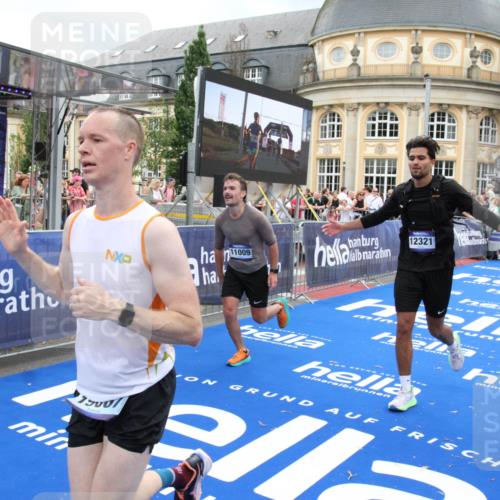 29.06.2025 - hella hamburg halbmarathon Michael Strokosch http://msf.ph/oto/8358081 29.06.2025 10:54:32 Ziel 2474, 3426, 3794, 4635, 4868, 7129, 8798, 11009, 11797, 11799, 12321, 12362, 12607, 15146, 16327, 19067 meine-sportfotos.de