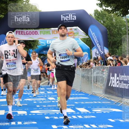 29.06.2025 - hella hamburg halbmarathon Strokosch-Dieckow http://msf.ph/oto/8358119 29.06.2025 10:51:47 Ziel 2396, 2818, 2823, 2880, 4297, 5102, 6286, 7224, 8710, 8819, 8856, 9793, 9959, 12224, 13799, 15427, 15496, 15690, 15727, 15831, 15899, 16907, 17682, 17815, 17962, 19053, 19137 meine-sportfotos.de