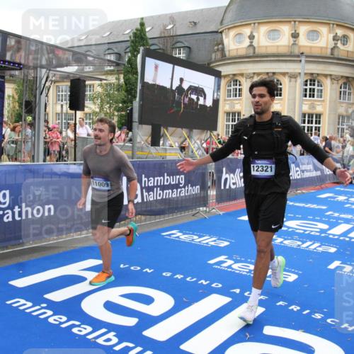 29.06.2025 - hella hamburg halbmarathon Michael Strokosch http://msf.ph/oto/8358125 29.06.2025 10:54:32 Ziel 2474, 3426, 3794, 4635, 4868, 7129, 8798, 11009, 11797, 11799, 12321, 12362, 12607, 15146, 16327, 19067 meine-sportfotos.de