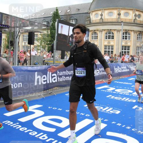 29.06.2025 - hella hamburg halbmarathon Michael Strokosch http://msf.ph/oto/8358134 29.06.2025 10:54:32 Ziel 2474, 3426, 3794, 4635, 4868, 7129, 8798, 11009, 11797, 11799, 12321, 12362, 12607, 15146, 16327, 19067 meine-sportfotos.de