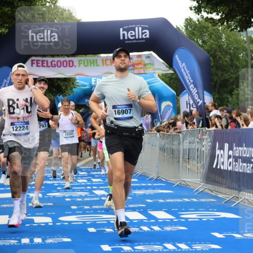 29.06.2025 - hella hamburg halbmarathon Strokosch-Dieckow http://msf.ph/oto/8358148 29.06.2025 10:51:47 Ziel 2396, 2818, 2823, 2880, 4297, 5102, 6286, 7224, 8710, 8819, 8856, 9793, 9959, 12224, 13799, 15427, 15496, 15690, 15727, 15831, 15899, 16907, 17682, 17815, 17962, 19053, 19137 meine-sportfotos.de