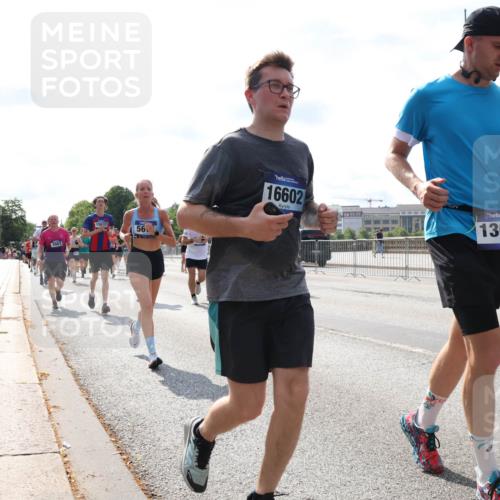 29.06.2025 - hella hamburg halbmarathon Lena Gebhardt http://msf.ph/oto/8358176 29.06.2025 10:01:29 Lombardsbrücke 3663, 15637, 56, 16602, 1369, 1785, 1130, 1184, 1329, 1387, 1420, 1464, 1653, 1722, 1724, 1726, 1729, 1940, 2006, 2091, 2167, 2354, 2363, 2490, 2591, 2806, 2936, 2957, 3039, 3199, 3425, 3625, 3663, 4068, 4238, 4249, 4319, 4322, 4370, 4649, 4663, 5547, 5570, 5602, 5603, 5675, 6087, 6281, 0000, 6302, 6487, 6531, 6591, 6835, 6921, 6924, 7287, 7846, 8030, 8045, 8046, 8191, 8392, 8578, 8691, 8822, 8926, 9932, 10188, 10281, 10301, 10383, 10576, 10915, 11043, 11465 meine-sportfotos.de