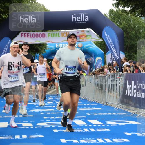 29.06.2025 - hella hamburg halbmarathon Strokosch-Dieckow http://msf.ph/oto/8358215 29.06.2025 10:51:47 Ziel 2396, 2818, 2823, 2880, 4297, 5102, 6286, 7224, 8710, 8819, 8856, 9793, 9959, 12224, 13799, 15427, 15496, 15690, 15727, 15831, 15899, 16907, 17682, 17815, 17962, 19053, 19137 meine-sportfotos.de