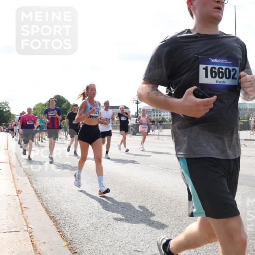 29.06.2025 - hella hamburg halbmarathon Lena Gebhardt http://msf.ph/oto/8358381 29.06.2025 10:01:29 Lombardsbrücke 1563, 75, 8191, 16602, 1130, 1184, 1329, 1387, 1420, 1464, 1653, 1722, 1724, 1726, 1729, 1940, 2006, 2091, 2167, 2354, 2363, 2490, 2591, 2806, 2936, 2957, 3039, 3199, 3425, 3625, 3663, 4068, 4238, 4249, 4319, 4322, 4370, 4649, 4663, 5547, 5570, 5602, 5603, 5675, 6087, 6281, 0000, 6302, 6487, 6531, 6591, 6835, 6921, 6924, 7287, 7846, 8030, 8045, 8046, 8191, 8392, 8578, 8691, 8822, 8926, 9932, 10188, 10281, 10301, 10383, 10576, 10915, 11043, 11465 meine-sportfotos.de
